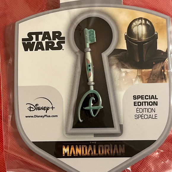 NIP Grogu The Child Star Wars The Mandalorian Special Edition Key Pin - Picture 1 of 4